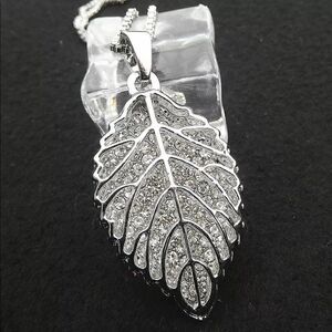 NWT BJ Leaf Necklace 